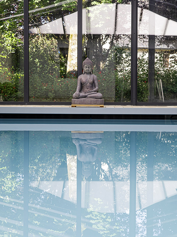 L'évasion sereine : Une piscine couverte et une oasis de détente